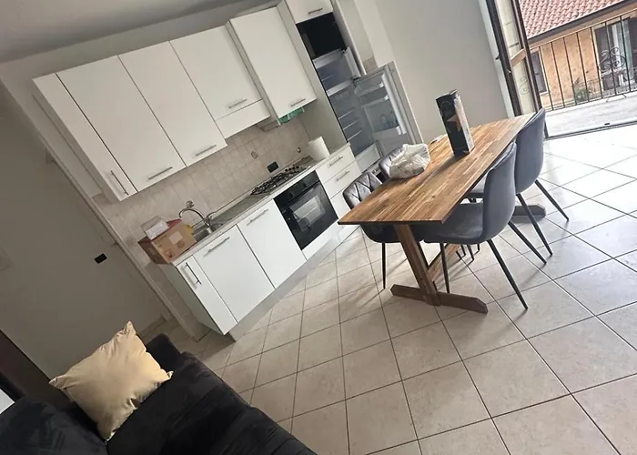 Montecarlo House Vacation شقة *